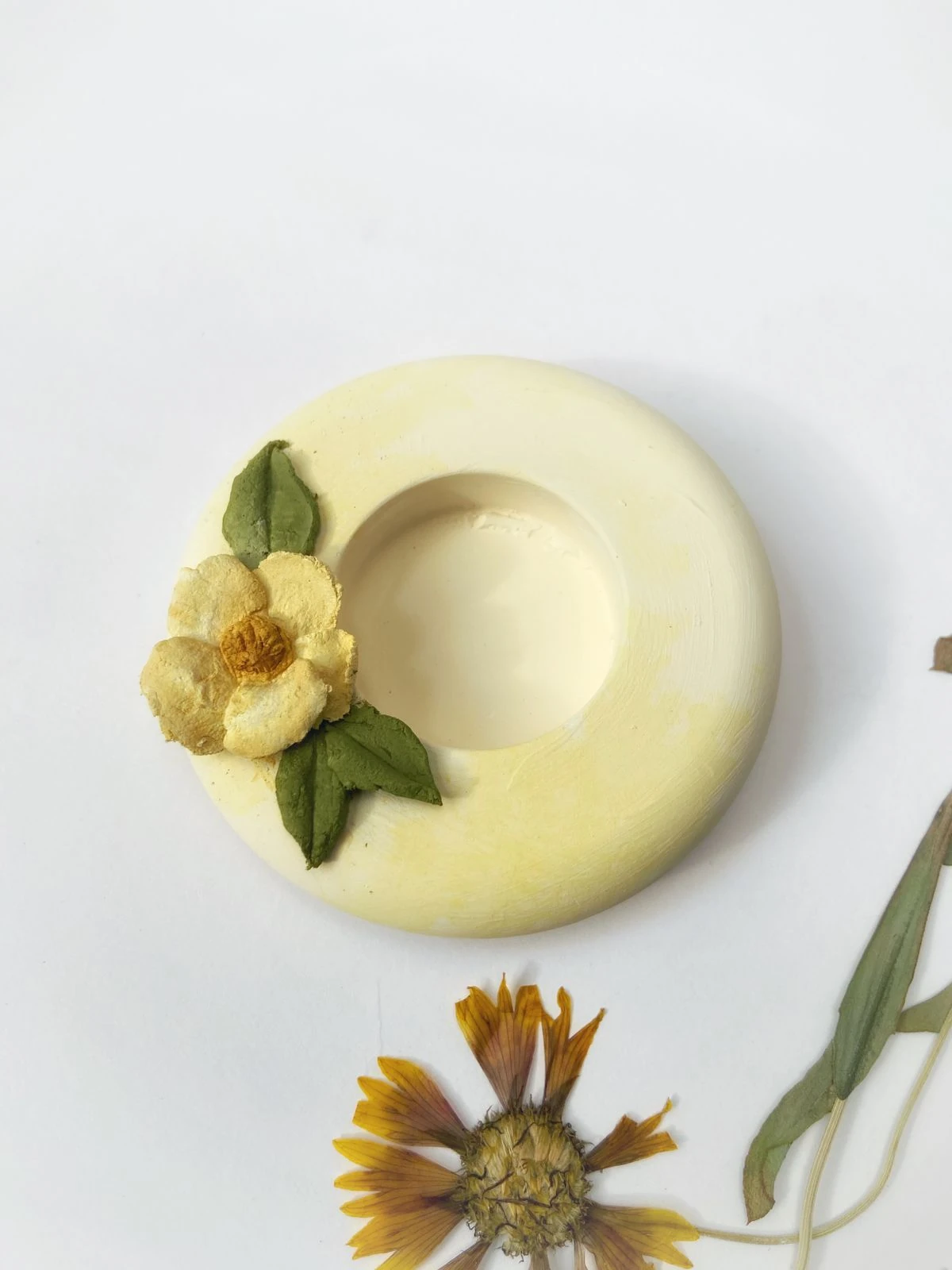 Sunehri Ivory Bloom Tealight